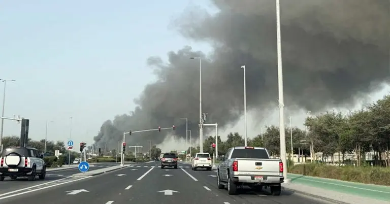আবুধাবিতে ইরানি হামলার পর জায়েদ বন্দর থেকে ধোঁয়া উঠছে